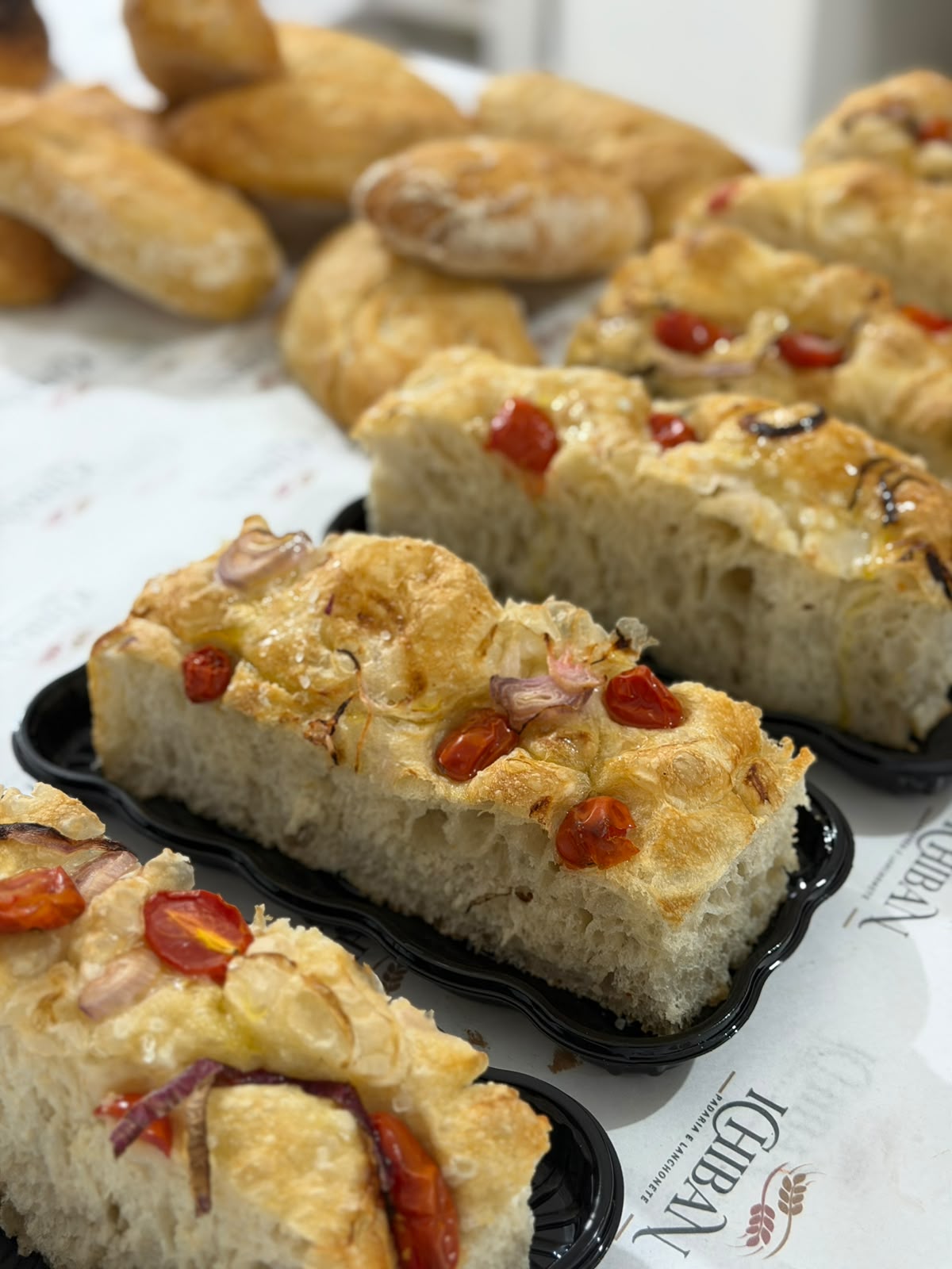 Mesa de salgados preparada para um evento