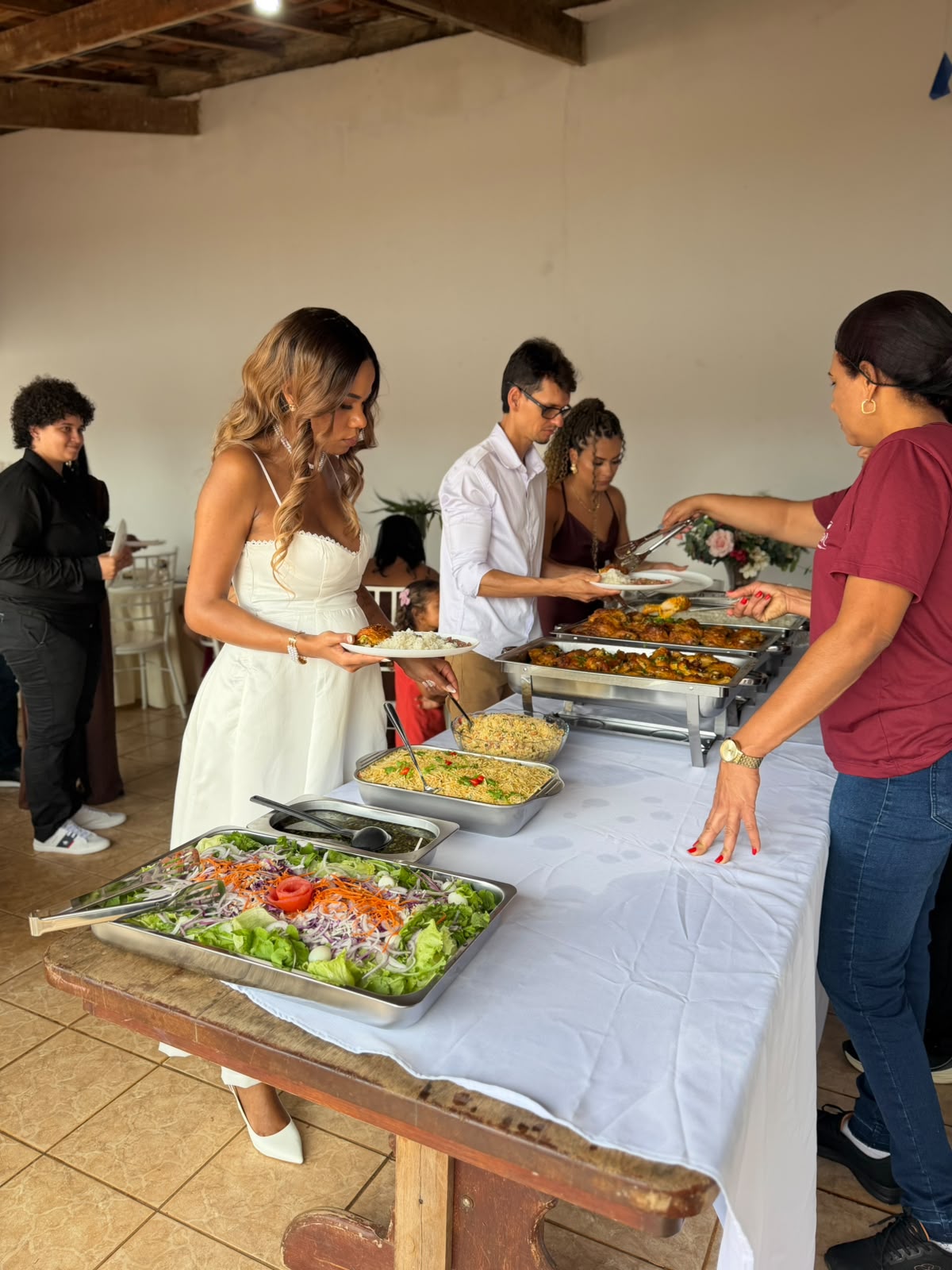 Mesa de salgados preparada para um evento